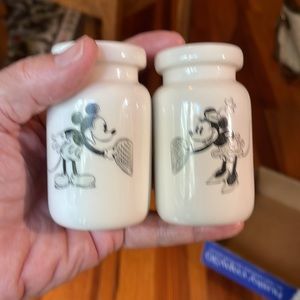 2 Classic Disney  Ceramic Minnie and Mickey Salt and Pepper Shakers Heart